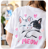 เสื้อยืดสีขาวสกรีนลายแมวขาวดำและตัวอักษร MEOW ที่ด้านหลัง